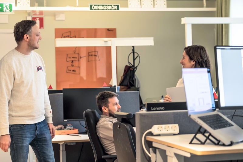 Glada kollegor har standupmöte